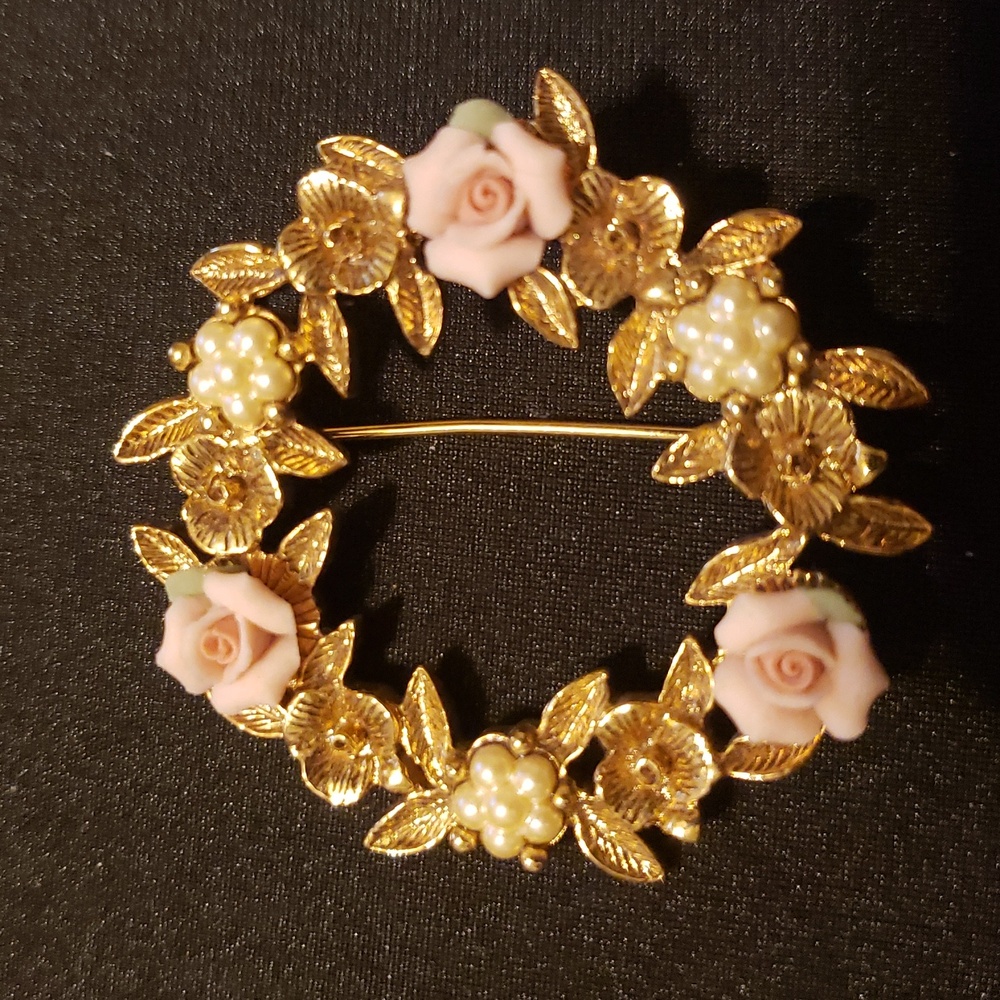 Gold-Tone Pink Porcelain Rose Wreath Brooch. - Picture 7 of 8